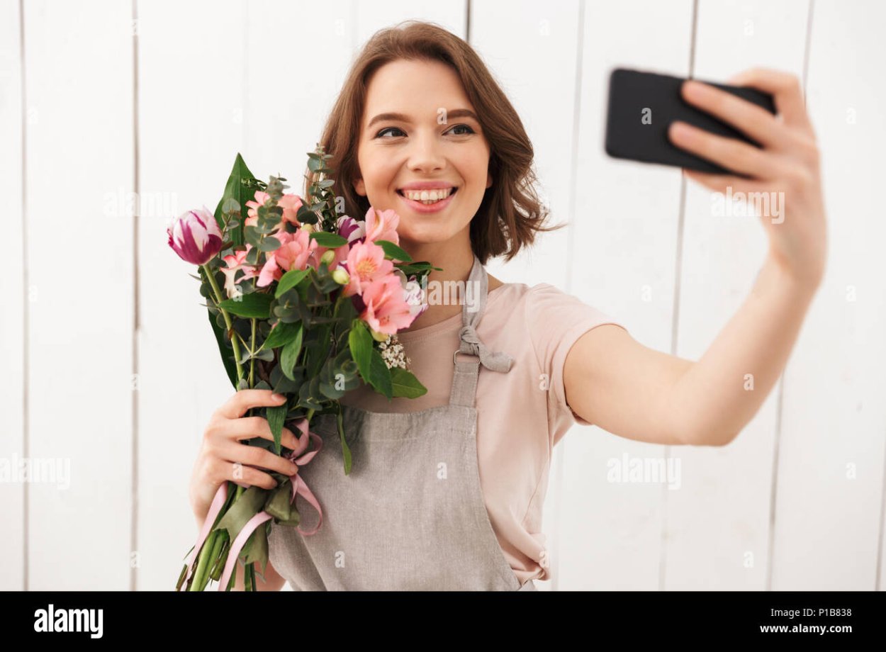 Женщина с цветами селфи