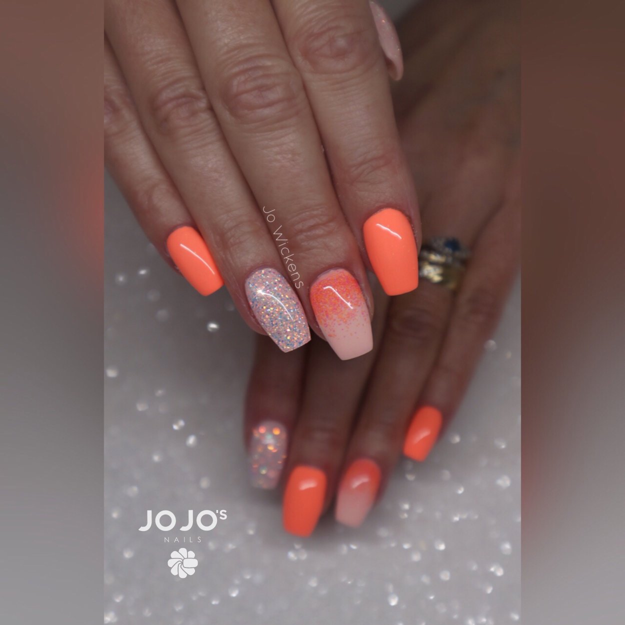 Коралловый лак для ногтей