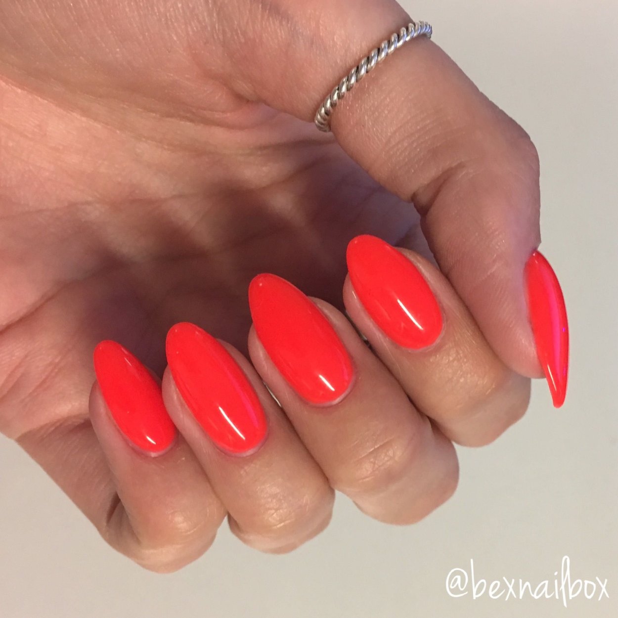 Коралловый маникюр с перышком