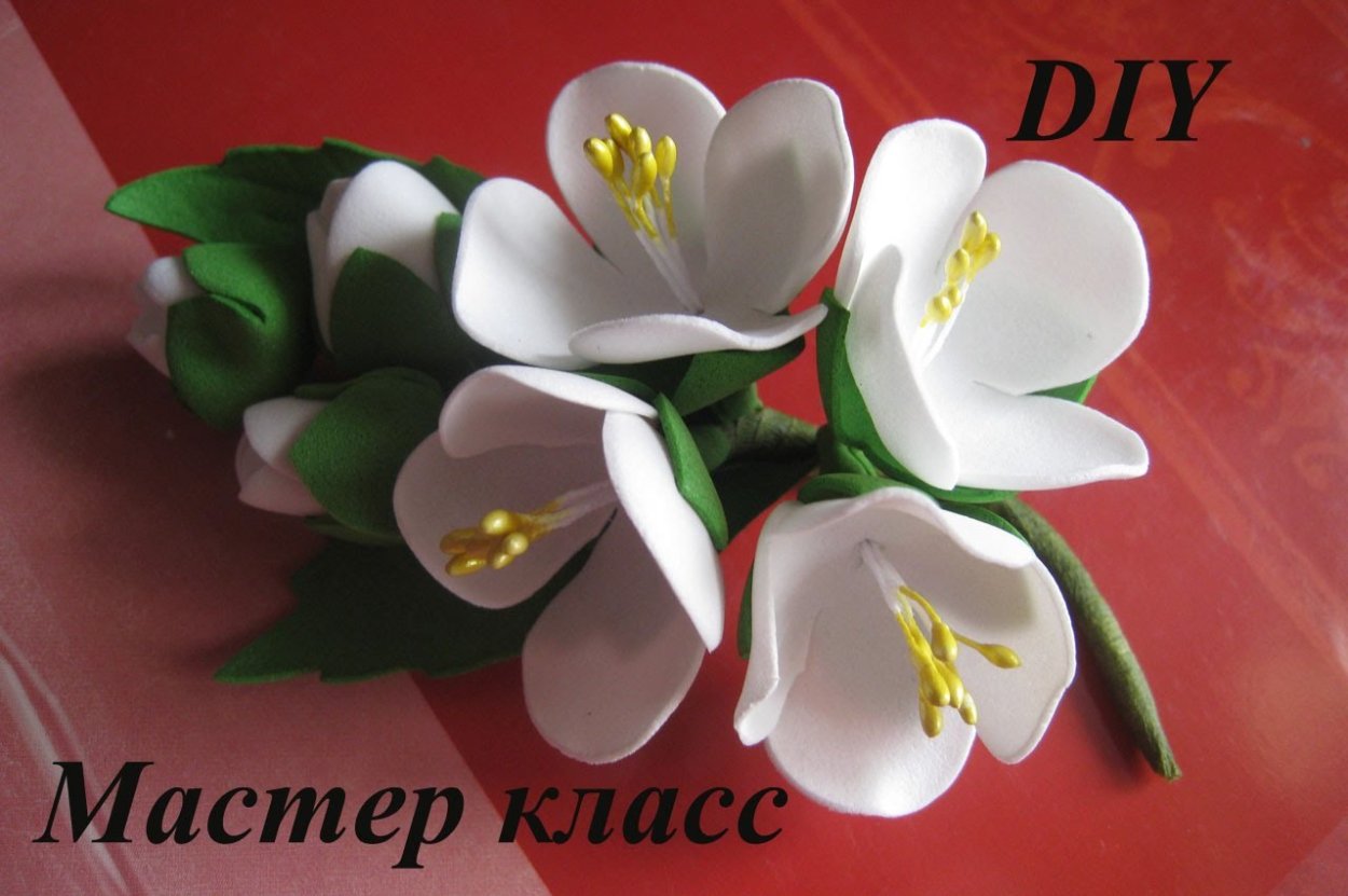 Веточка яблони из гофрированной бумаги