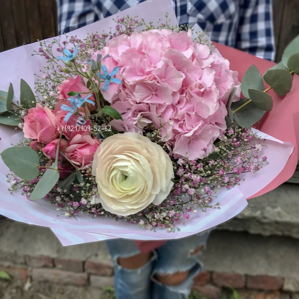 Свадебный букет пионы и гипсофила