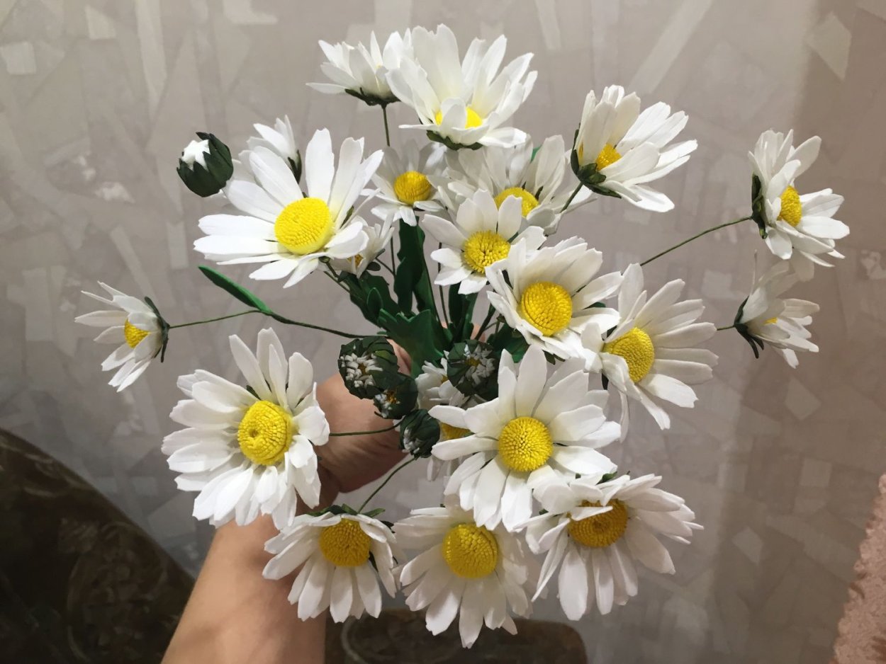 Венок из одуванчиков и ромашек