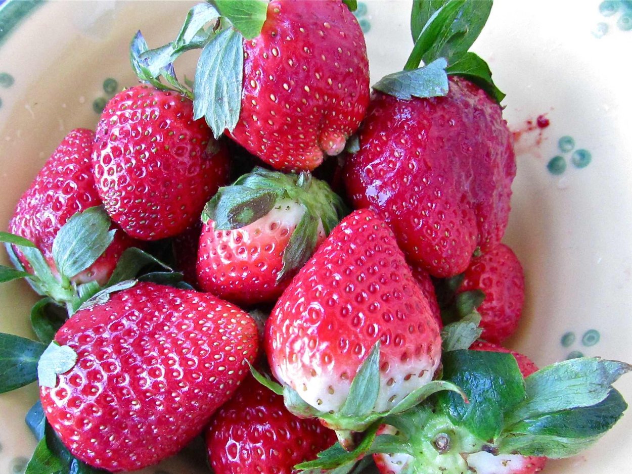Розовая клубника