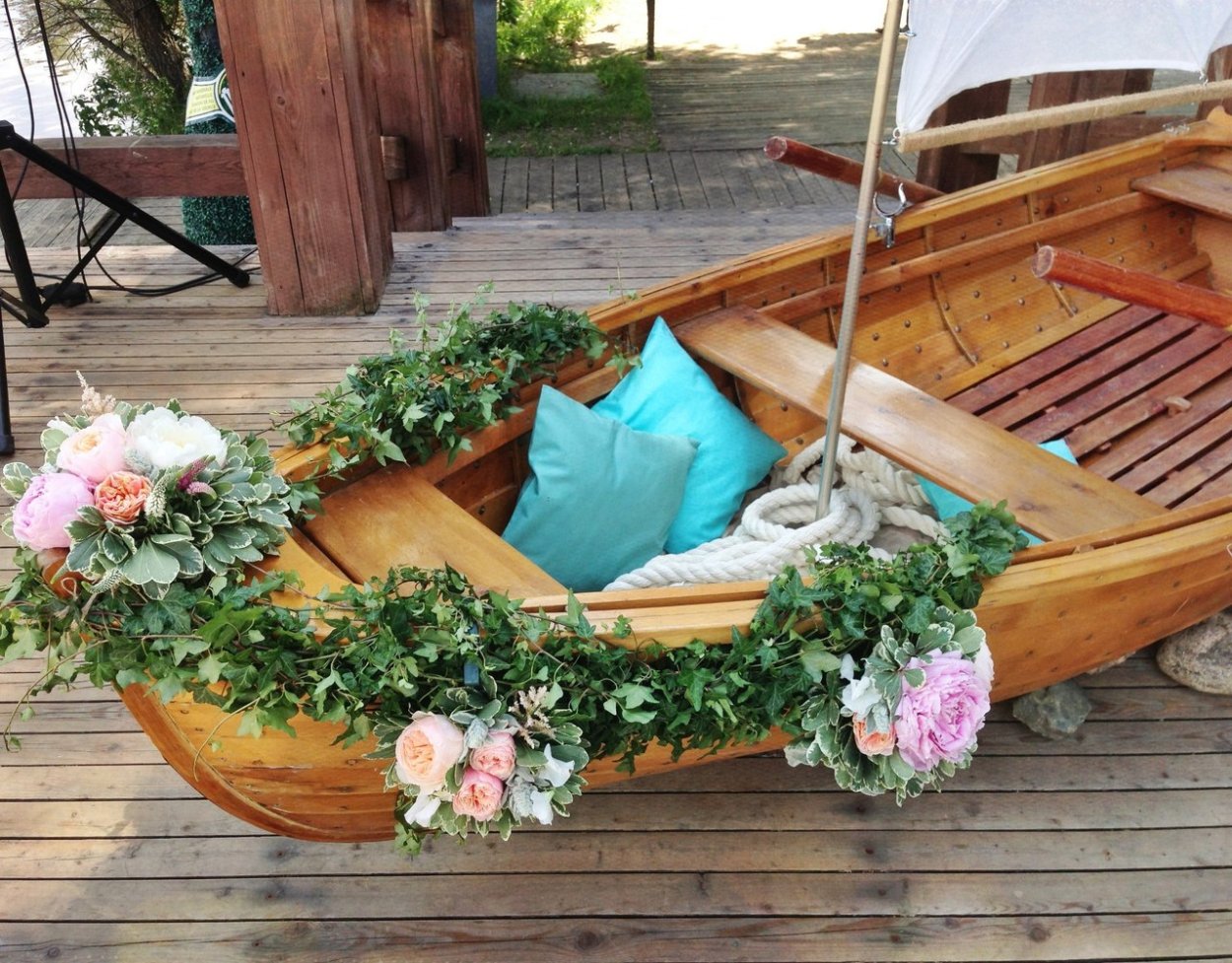 Лодка в саду декор