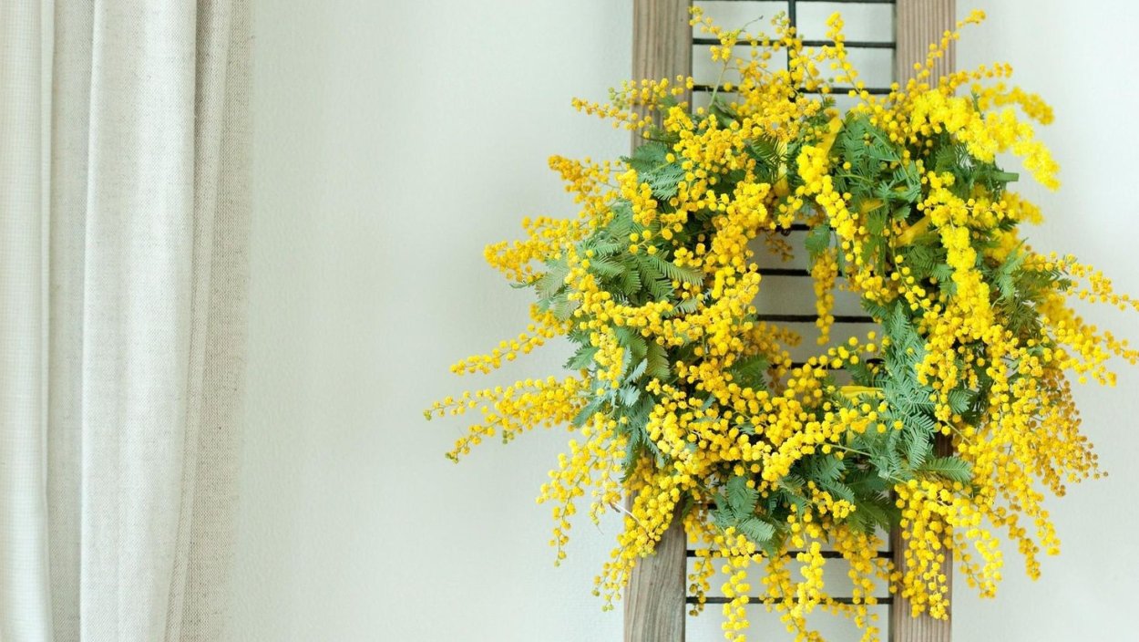 Цветок палочками с желтыми цветами
