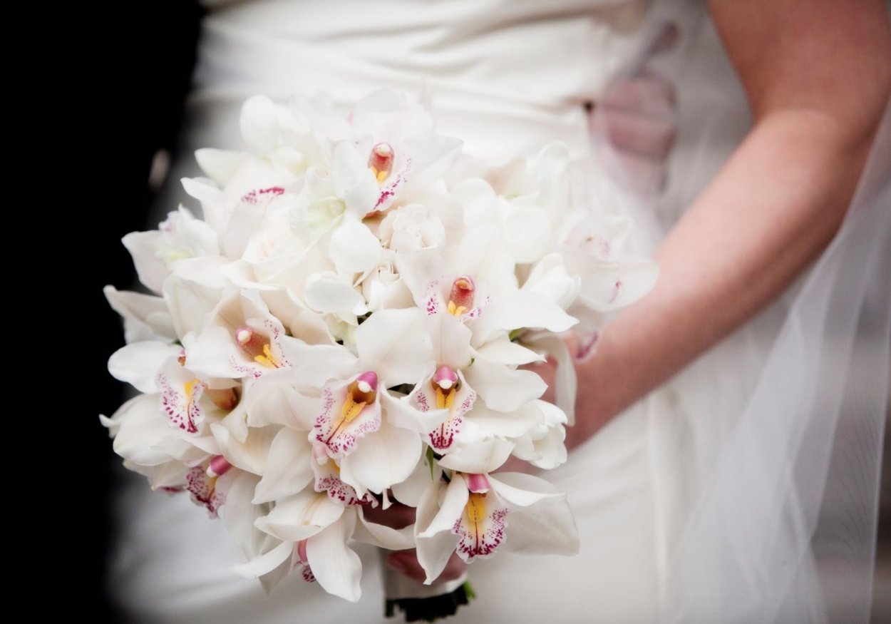 Свадебный букет из белых орхидей