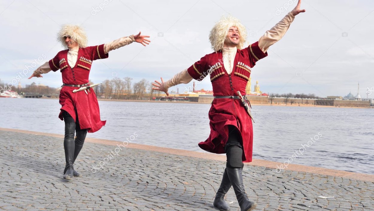 Человек танцует лезгинку
