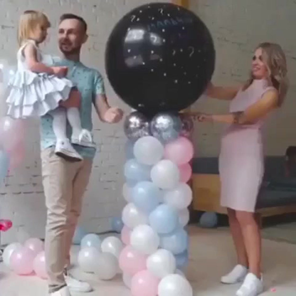 Гендерный шар на стойке