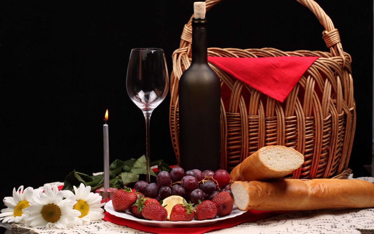 Корзина с фруктами и вином