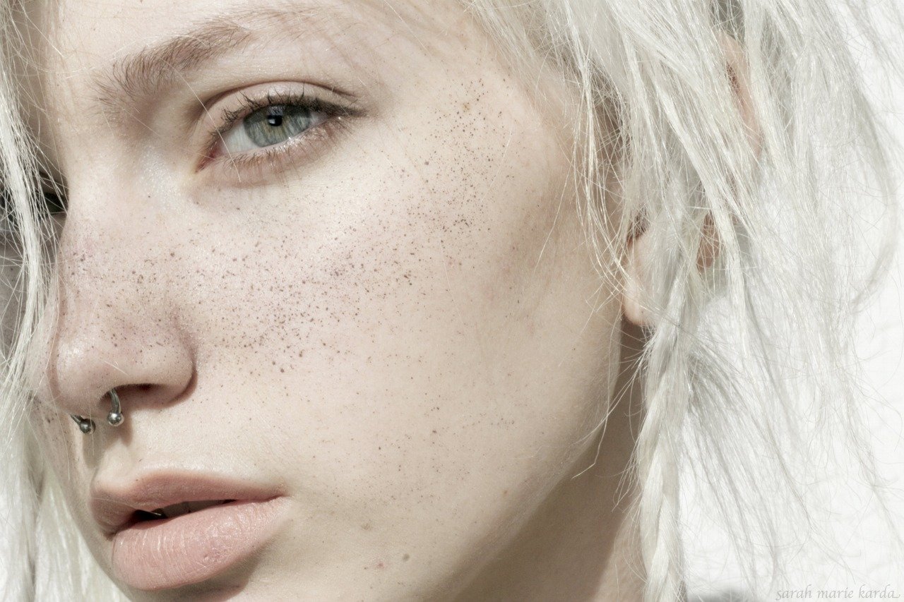 Волосы светлые веснушки. Бледная кожа. Белые веснушки. Бледное лицо. Девушка с белыми волосами и веснушками.