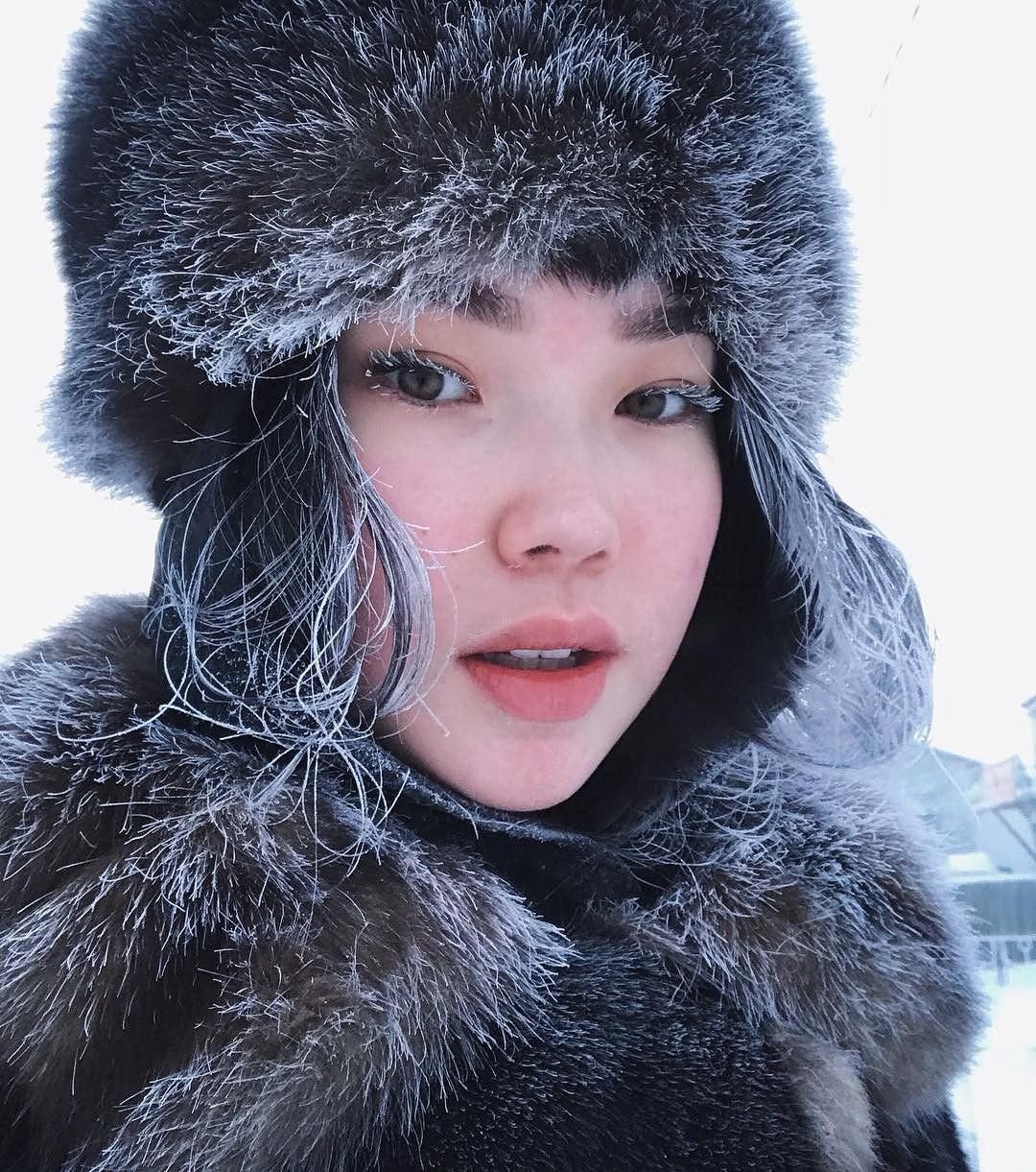 Девки с нарисованными бровями