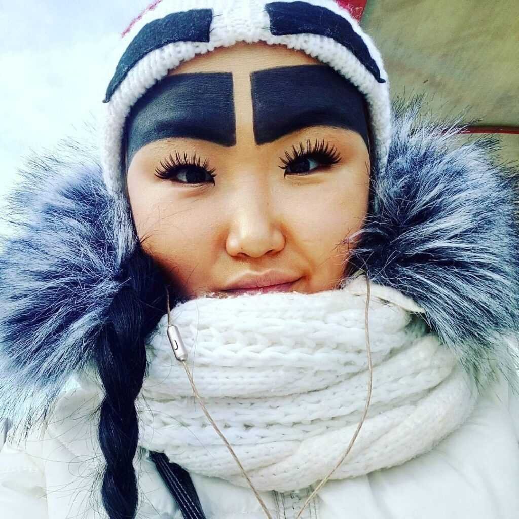 Якутка с широкими бровями