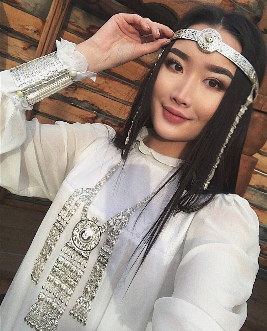 Девушка с большими бровями