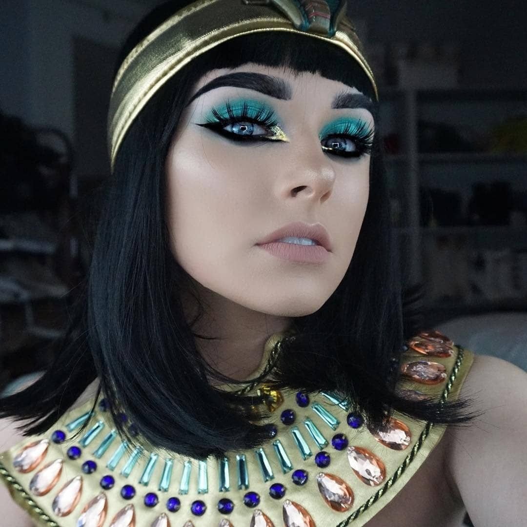 Экзотические глаза. Макияж египетской царицы Нефертити. Клеопатра царица Египта. Клеопатра Хэллоуин Кардашьян. Макияж египетской царицы Клеопатры.