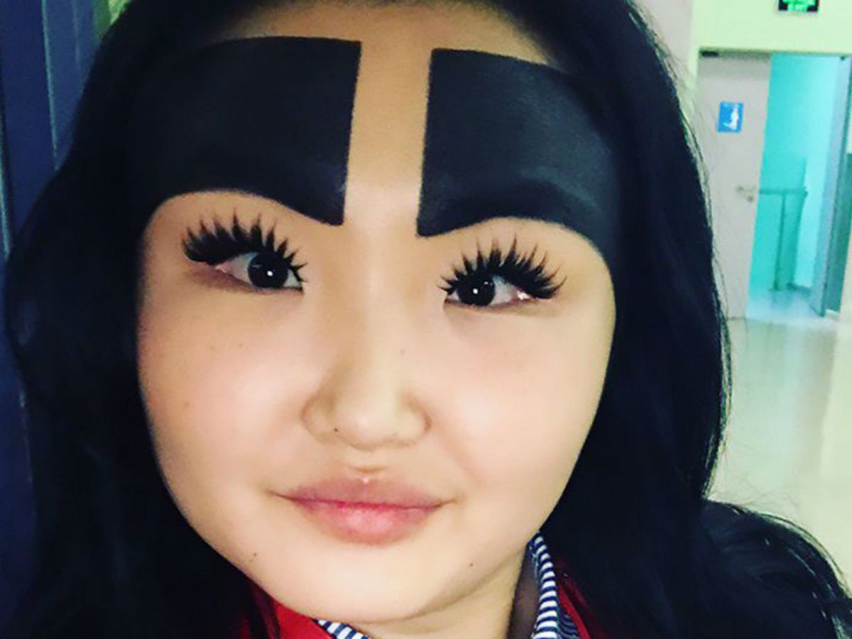 Надрез на брови у девушек