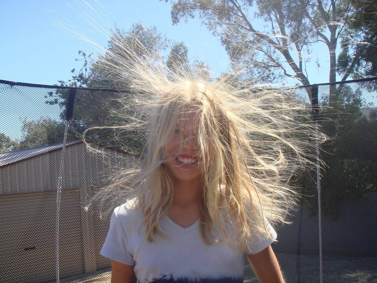 Волосы сильно электризуются. Волосы электризуются. Электризация волос. Волосы дыбом. Девочка с наэлектризованными волосами.