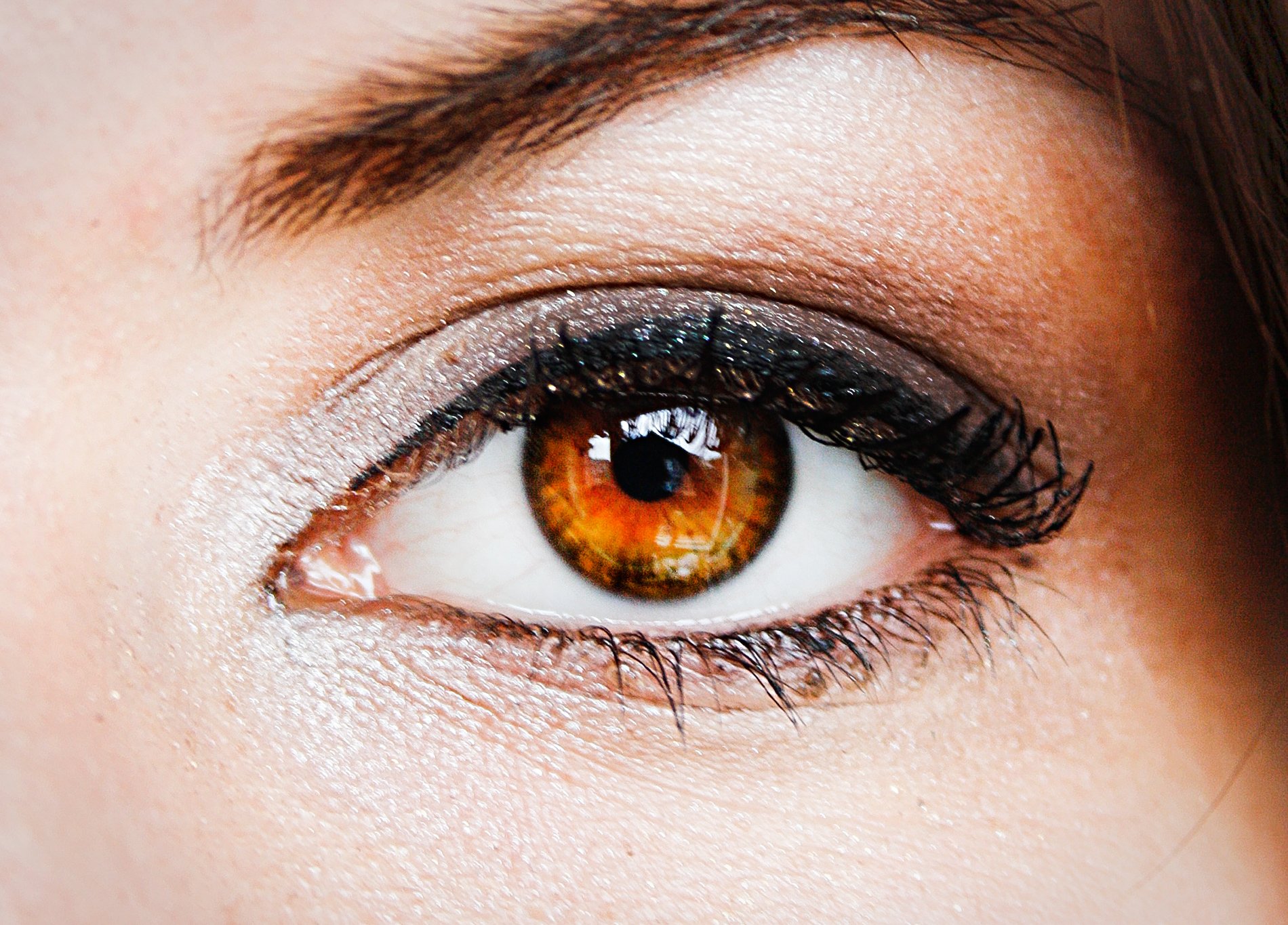 Буро желтые глаза. Янтарный Карий цвет глаз. Карие янтарные глаза. Светло карие глаза. Красивые коричневые глаза.