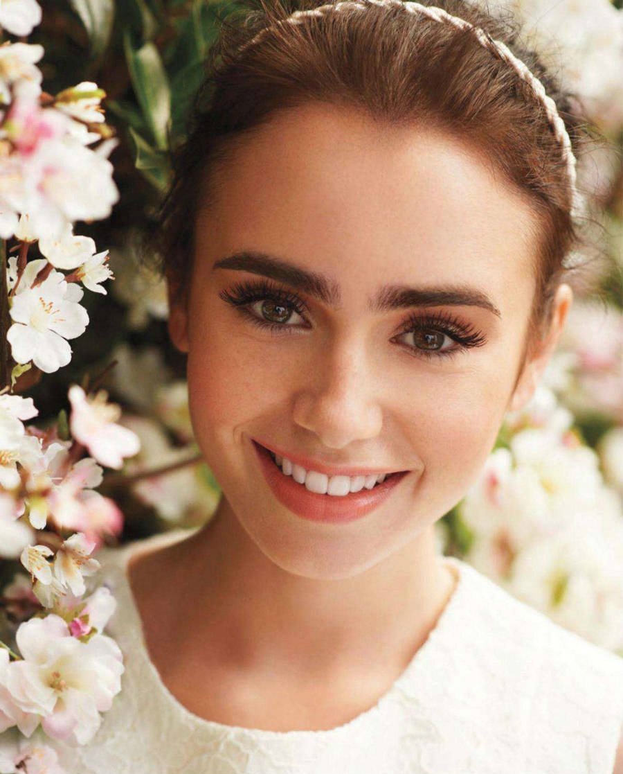 Лили Коллинз улыбается