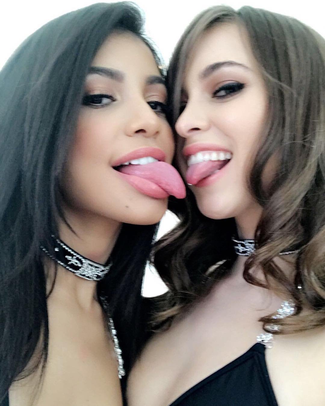 Double lick lesbian threesome