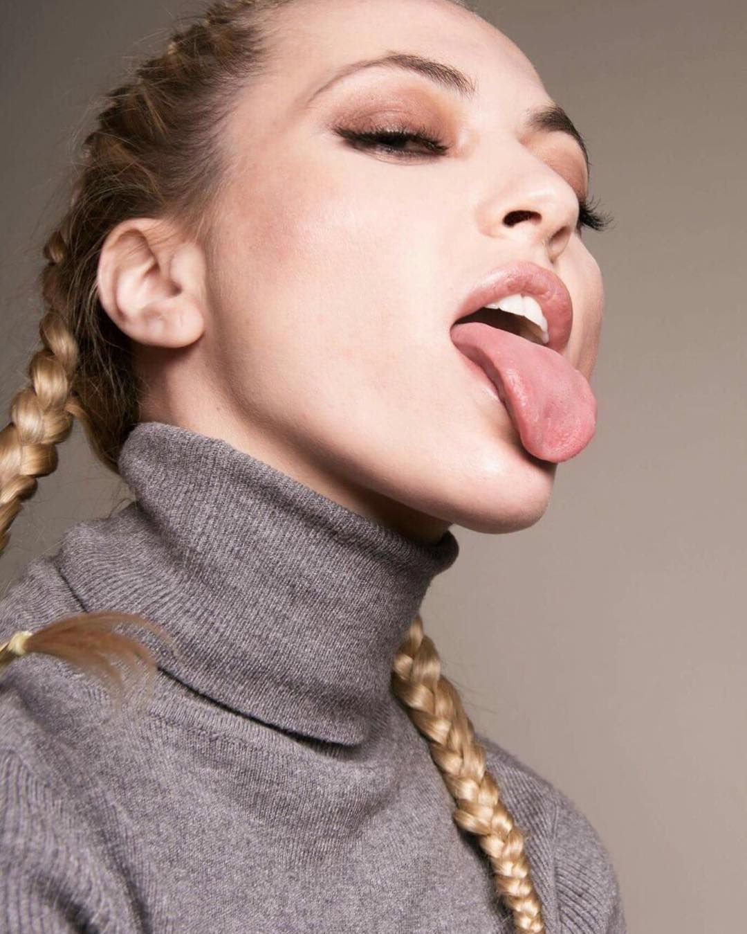 Tongue девочка