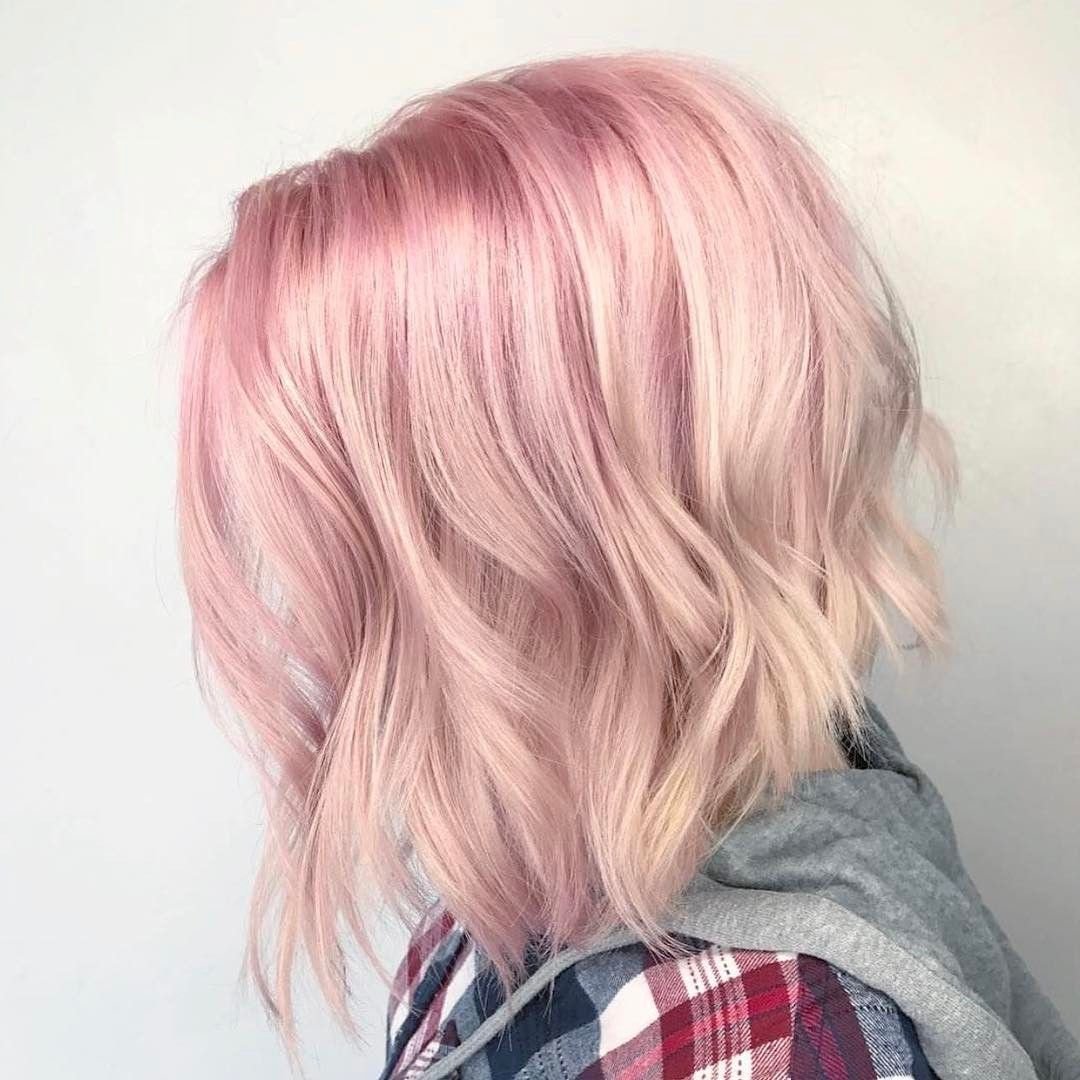 Бледно розовые волосы. Пастельно розовые волосы. Светло розовые волосы. Блонд с розовым оттенком. Розовые кончики на коротких волосах.