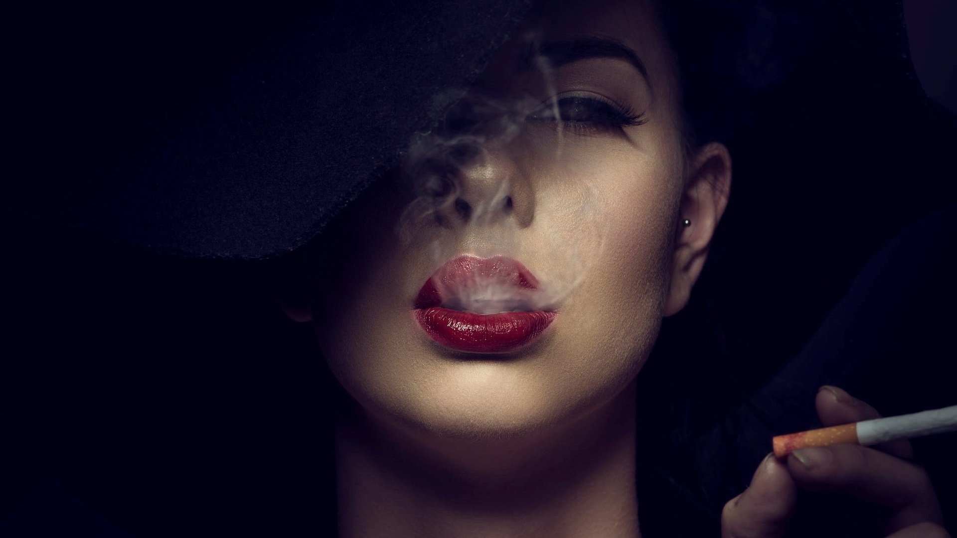 Невыносимая женщина. Девушка с сигаретой. Женские губы с сигаретой. Красивая девушка с сигаретой. Красные губы.