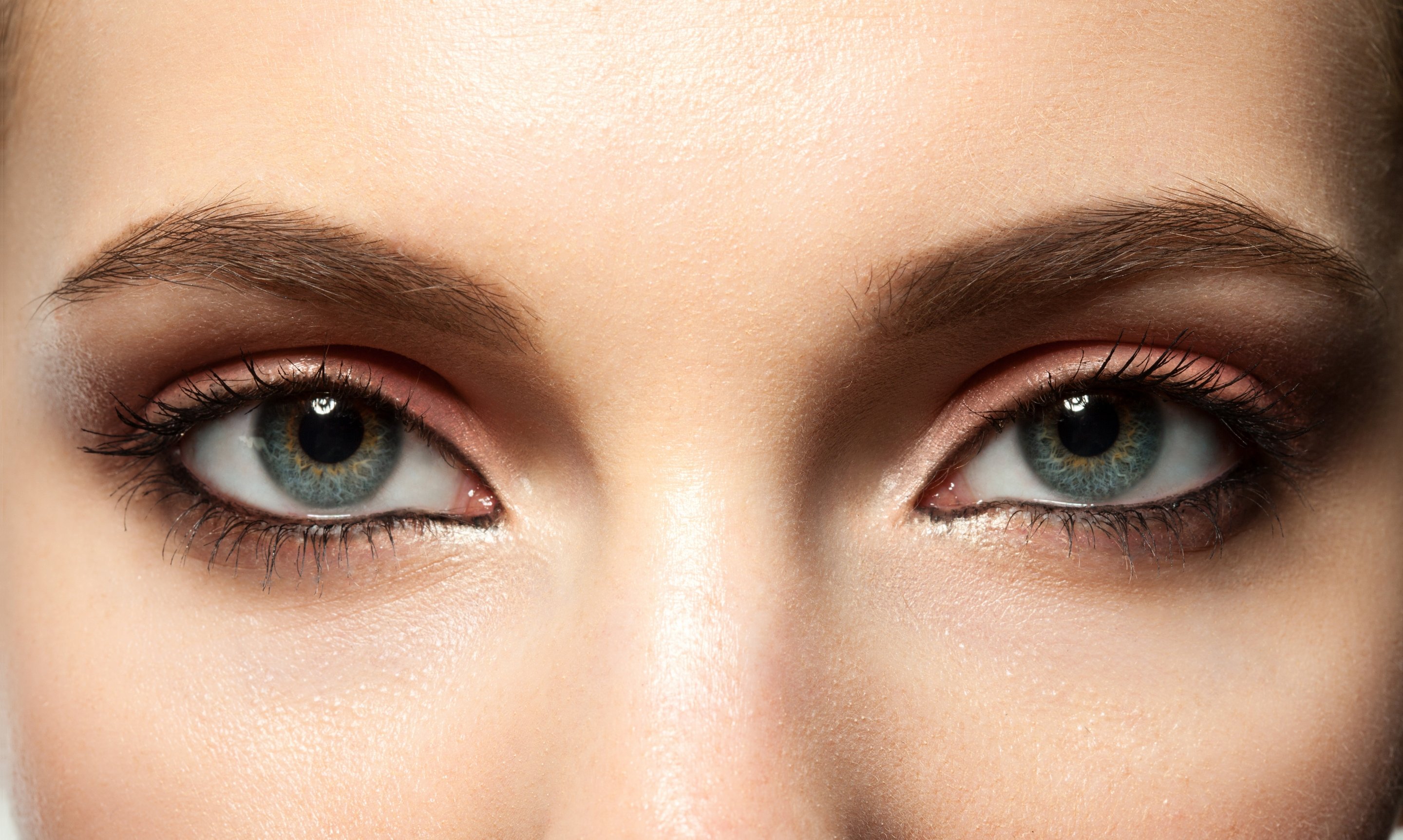 Карие или карии. Женские глаза. Красивые глаза. Красивые женские глаза. Два глаза.