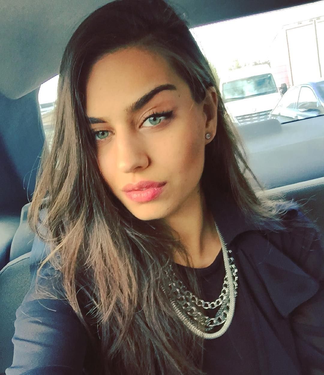 Амине Гюльшен без макияжа