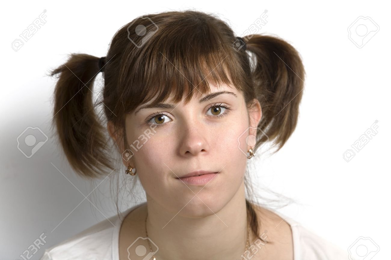 Девушка с двумя хвостиками на голове