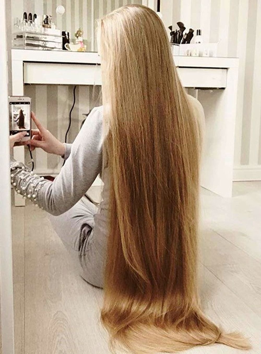 Длинные прямые каштановые волосы