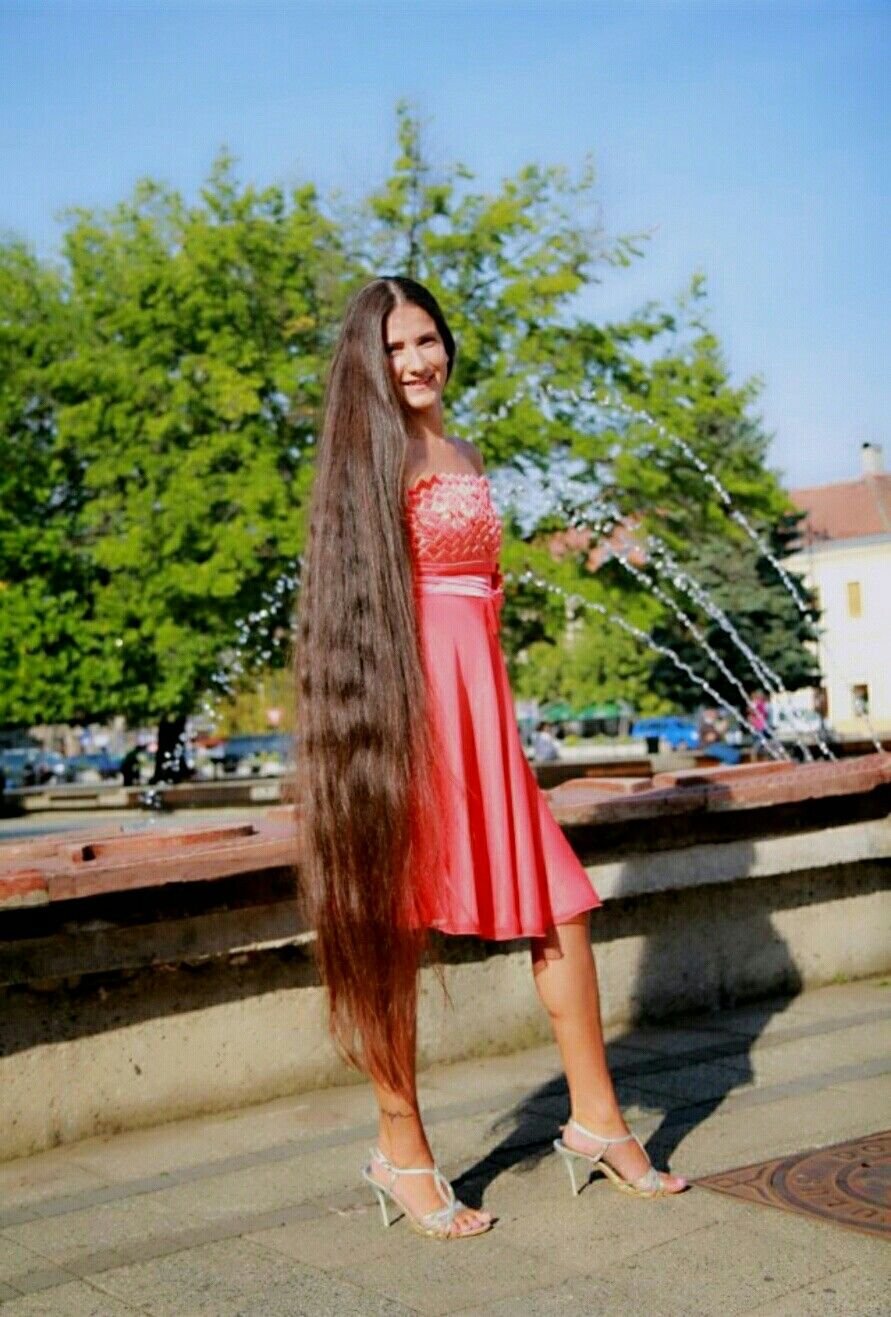 Очень длинная девушка. Елена Олешкевич коса. Елена Олешкевич very long hair. Длинноволосые русские красавицы. Марина длинные волосы.