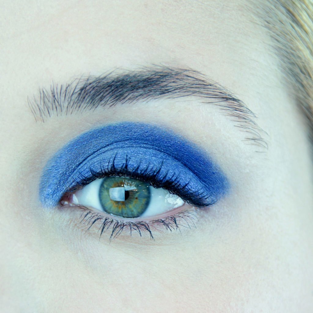 Другой голубой. Макияж с голубым карандашом. Макияж зелено голубой. Красивый макияж в голубых тонах. Синий макияж для зеленых глаз.