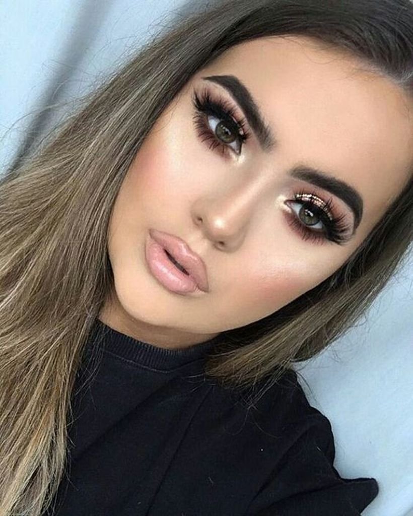 Лили Коллинз брови