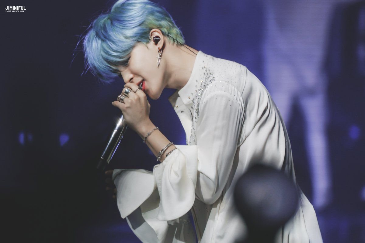 Чимин из BTS С синими волосами