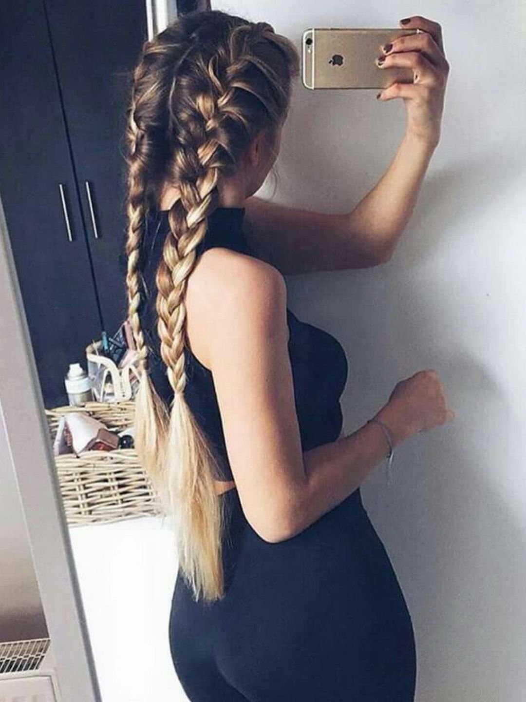 Девушка с двумя косичками