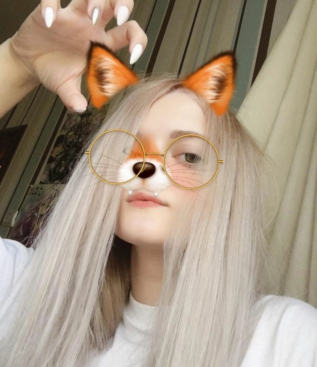 Девушка в ушках