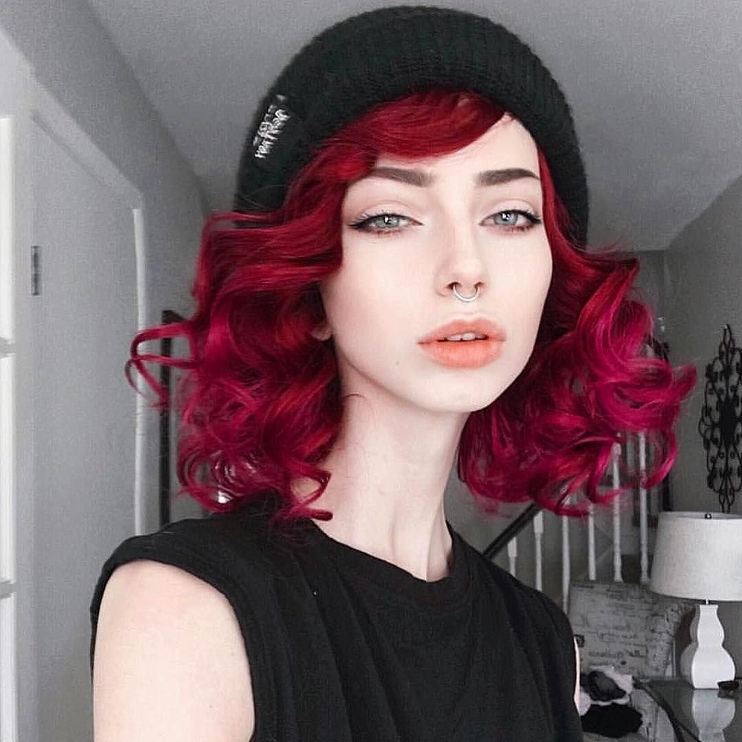 Sarah Marie Karda красные волосы