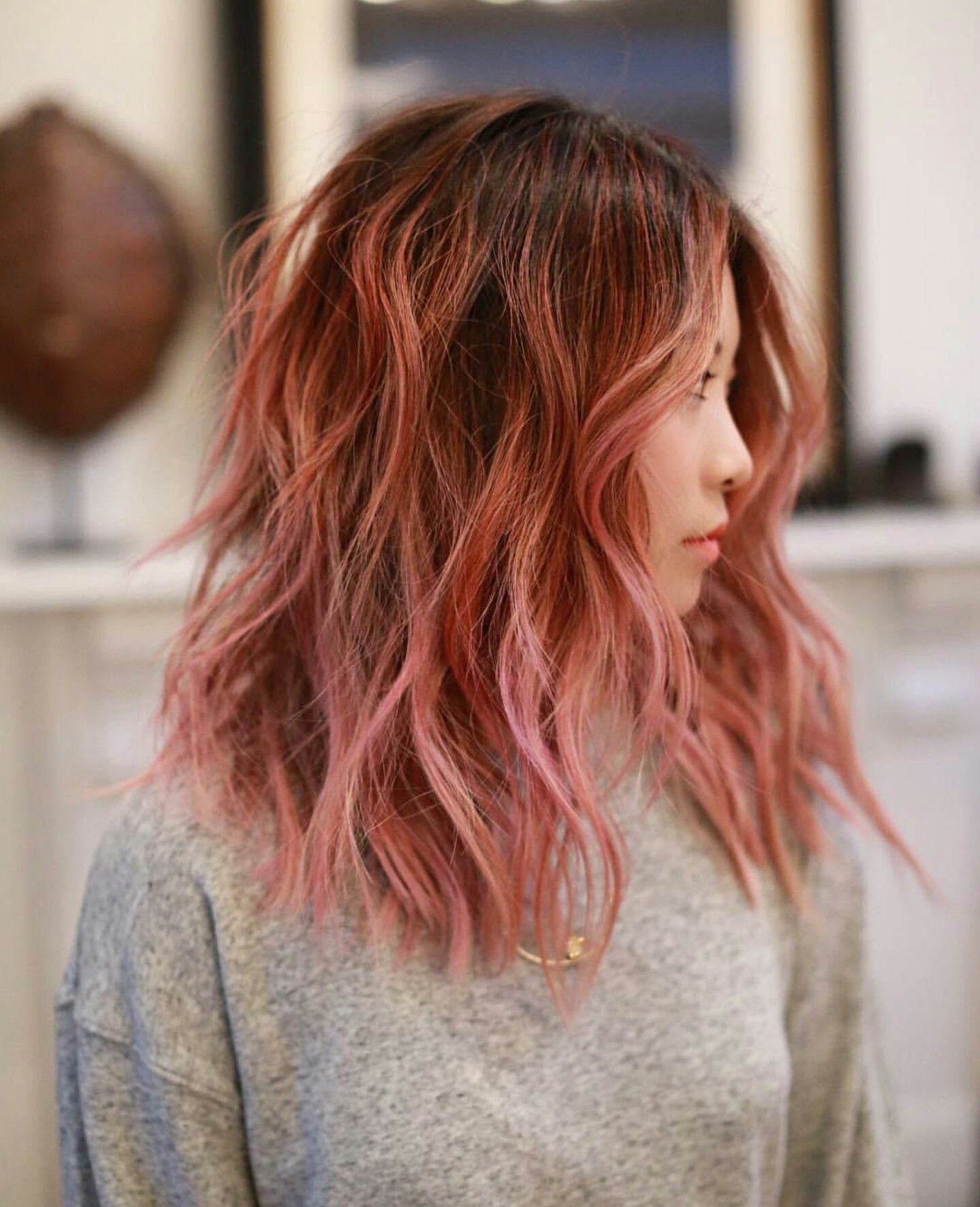 Рыже розовый цвет. Рыжие волосы с розовыми прядями. Рыже розовые волосы. Рыжие волосы с розовыми кончиками. Окрашивание рыжих волос в розовый.