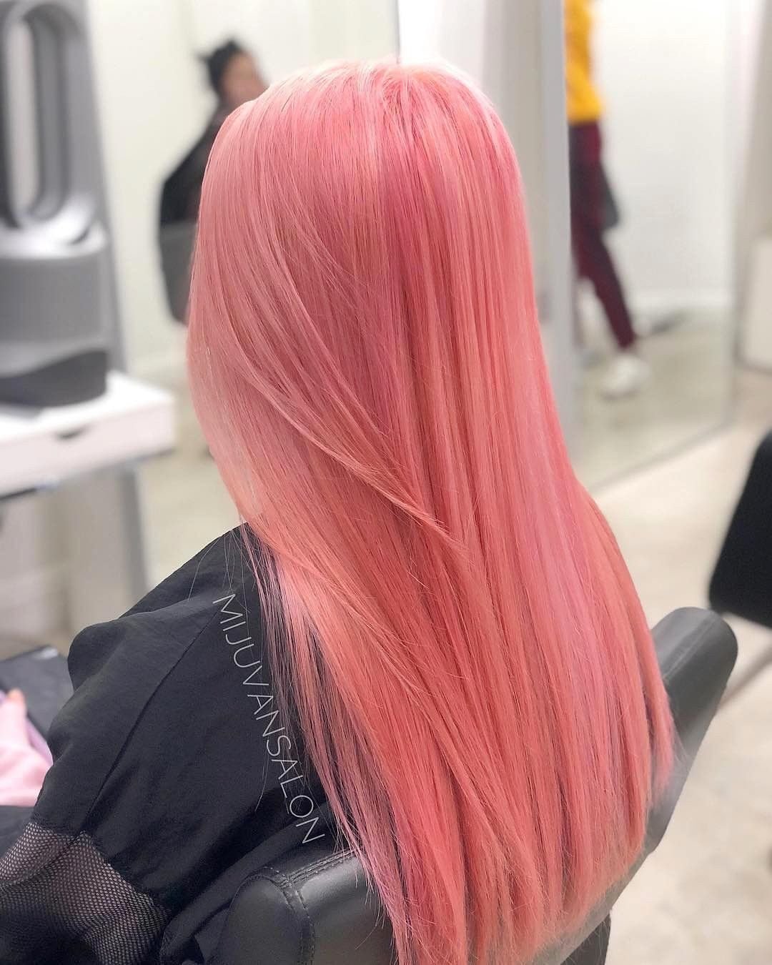 Вика Блисс с розовыми волосами