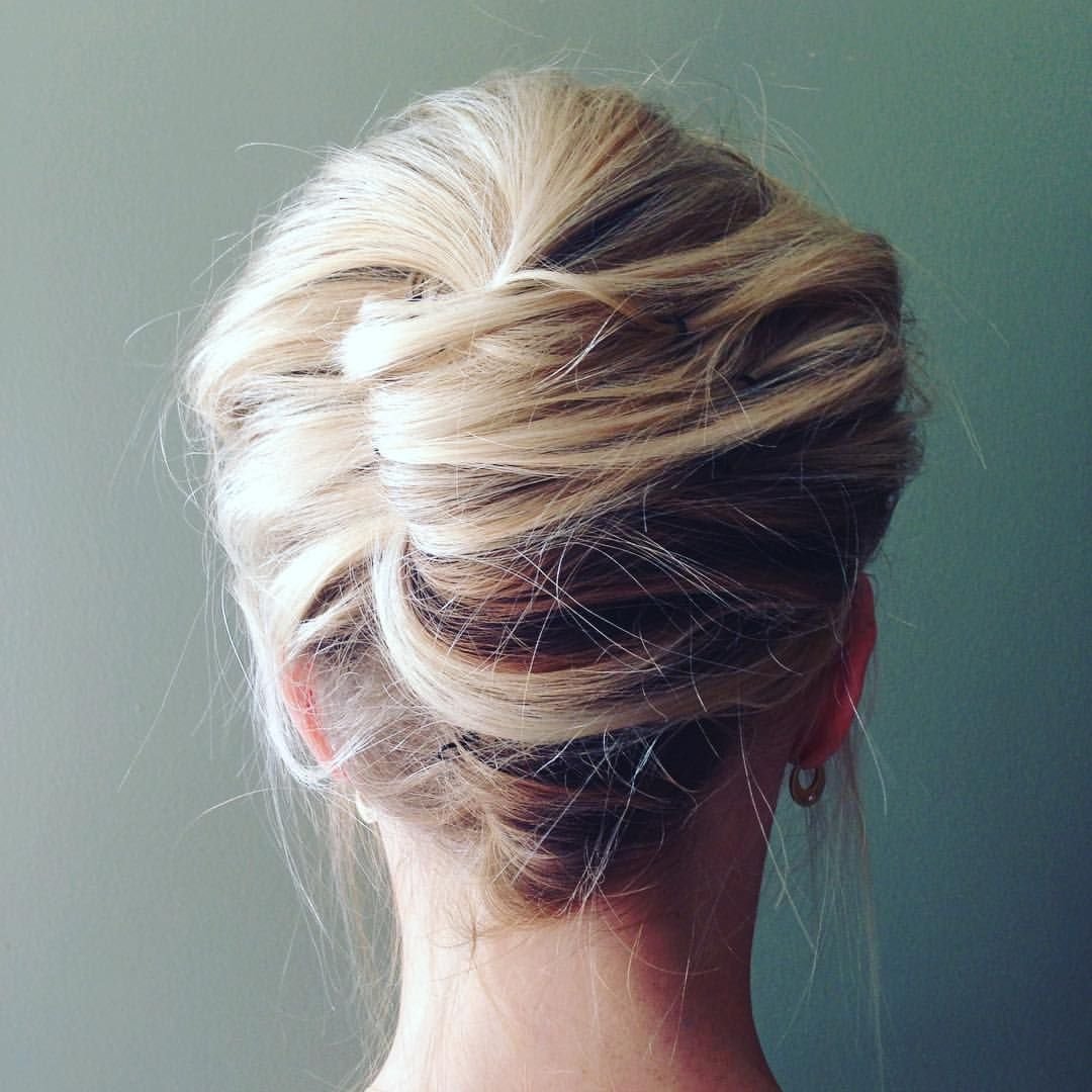 Прическа messy bun