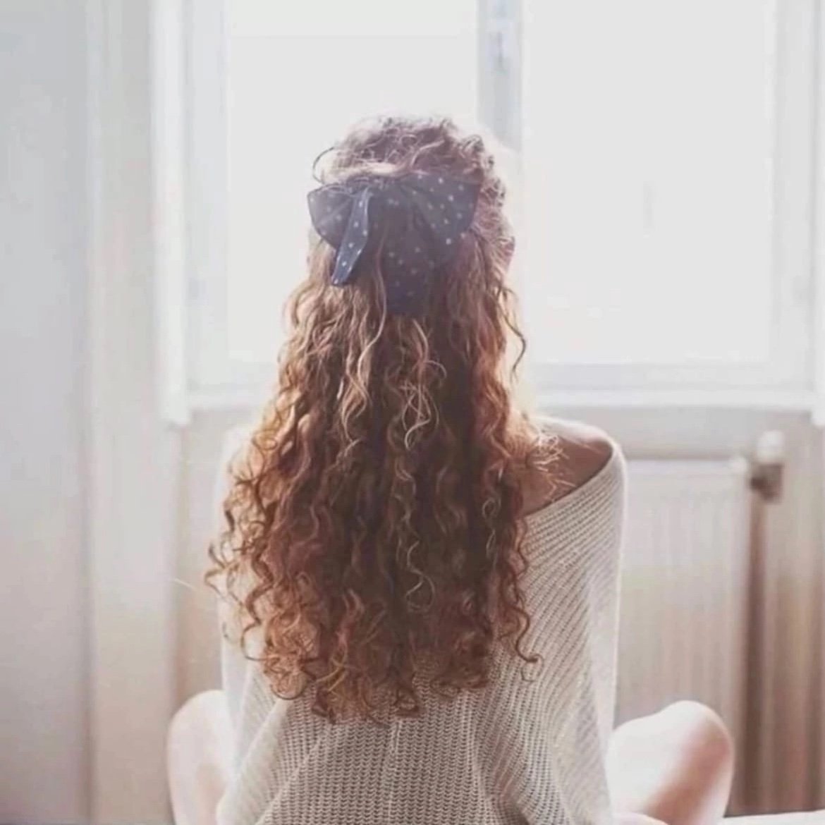 Кудрявая девушка со спины