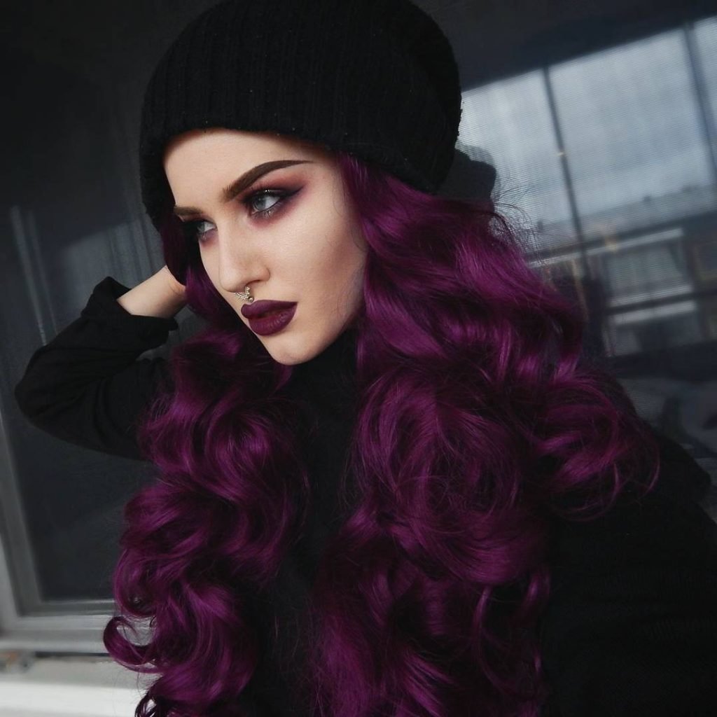 Темный цвет волос с фиолетовым оттенком