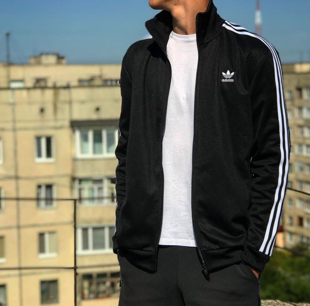 Парень в адидасе с лицом