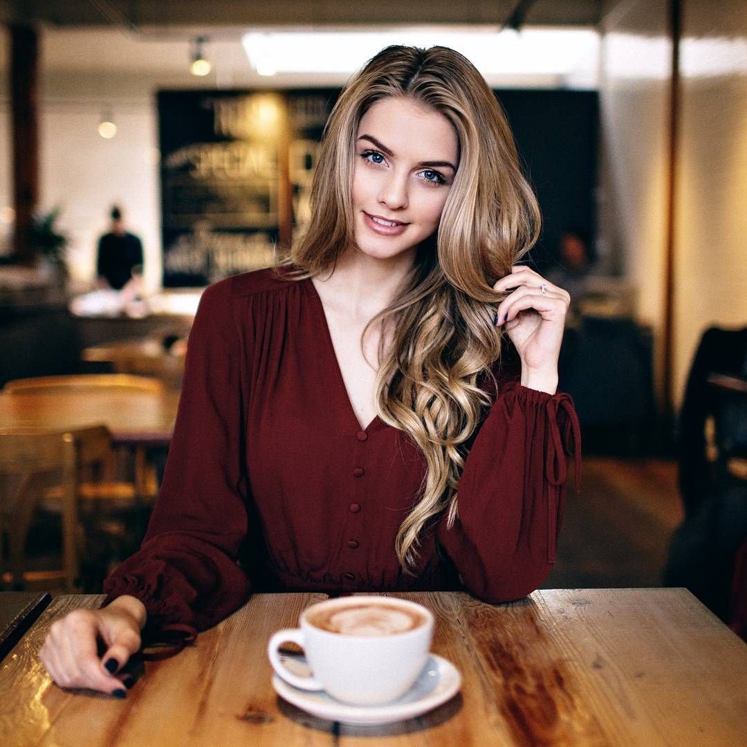 Marina Laswick модель с кофе