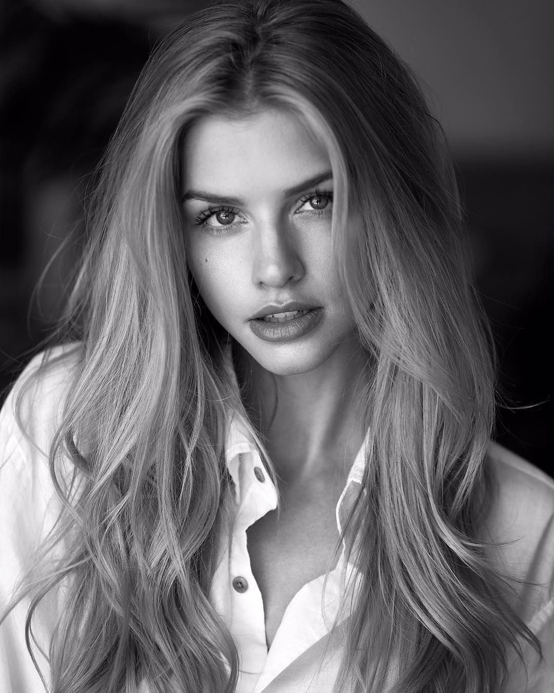 Модельные фото. Marina Laswick портрет. Marina Laswick лицо. Марина ласвик черно белые. Марина ласвик в черном.