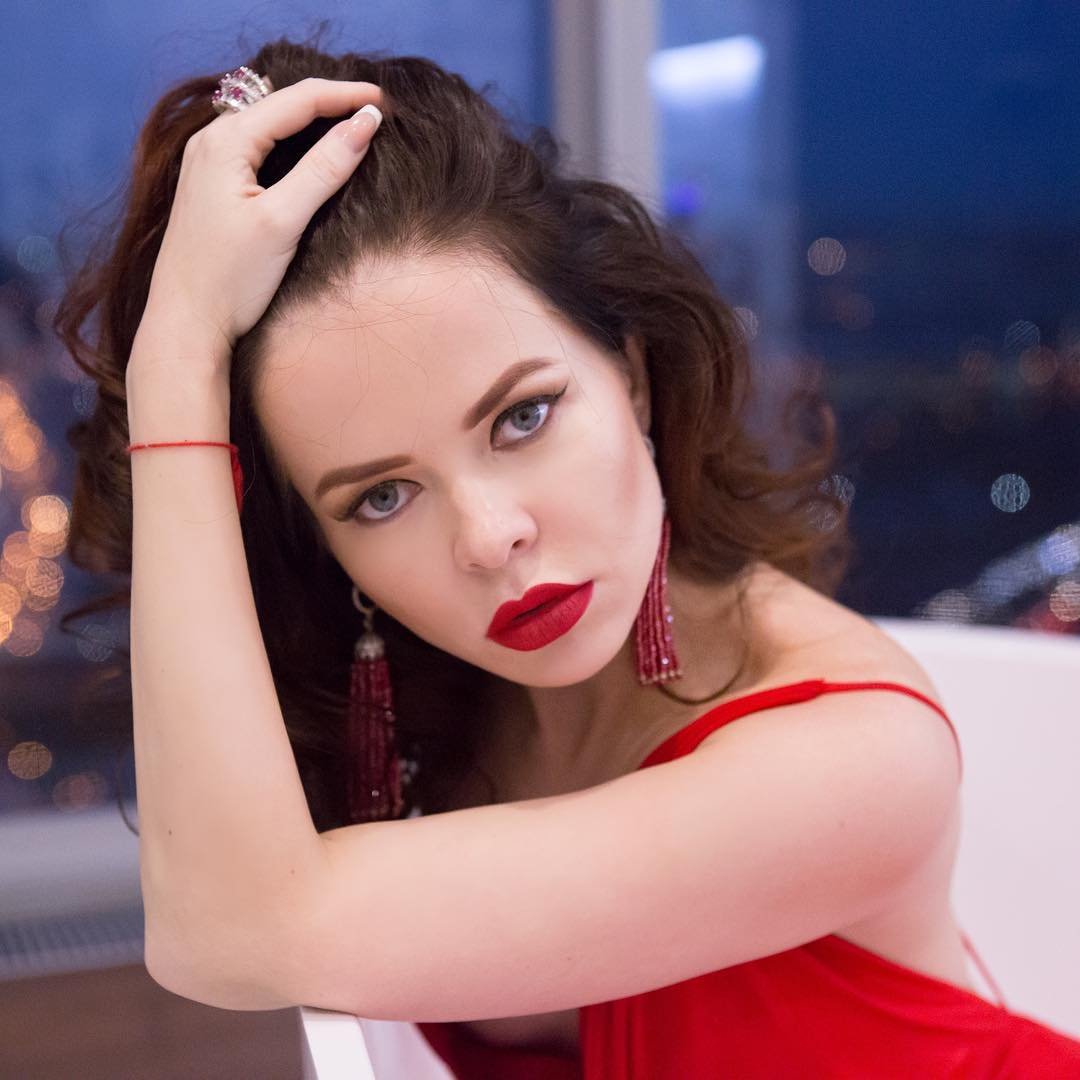Лена Князева певица