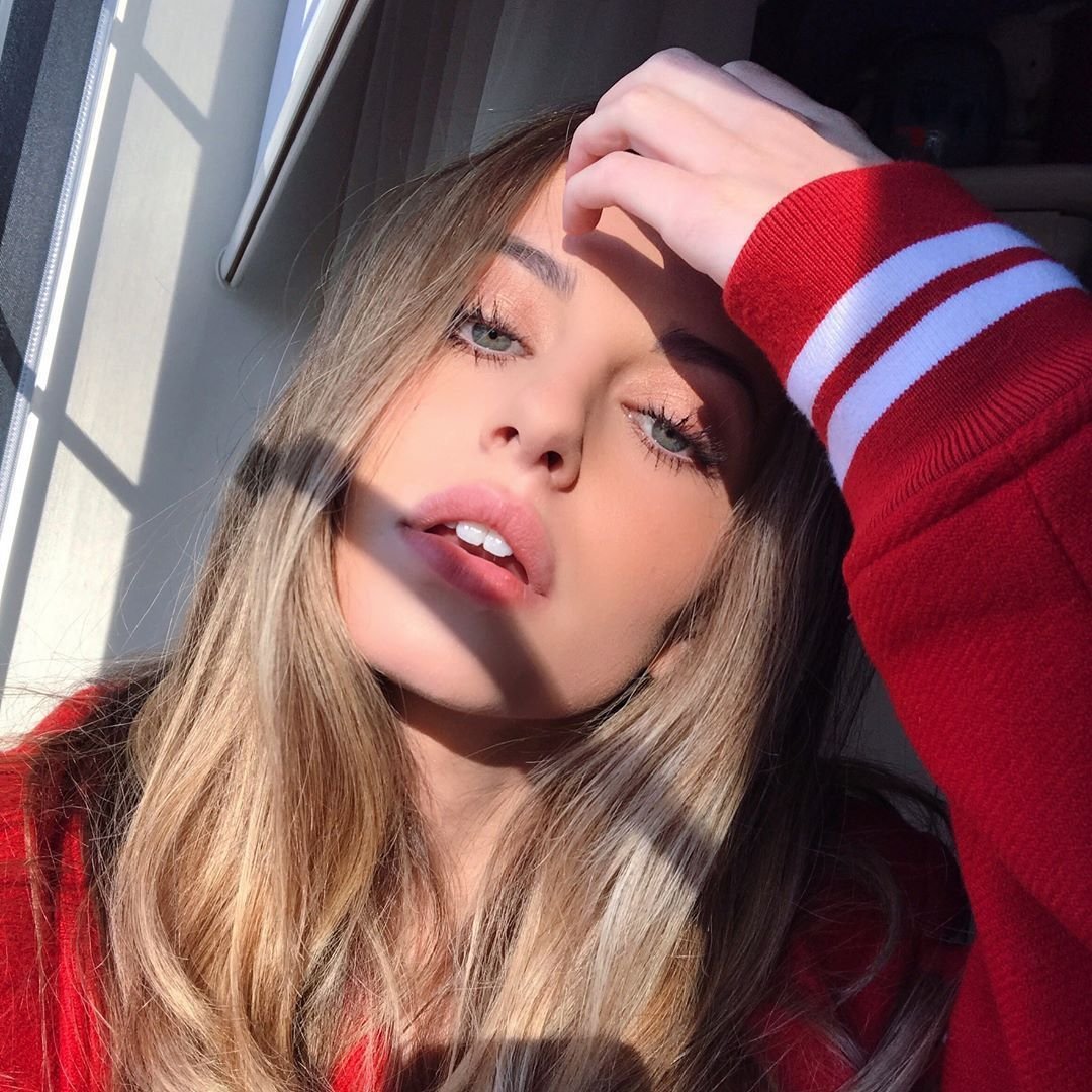 Anna Nystrom в спортивных штанах
