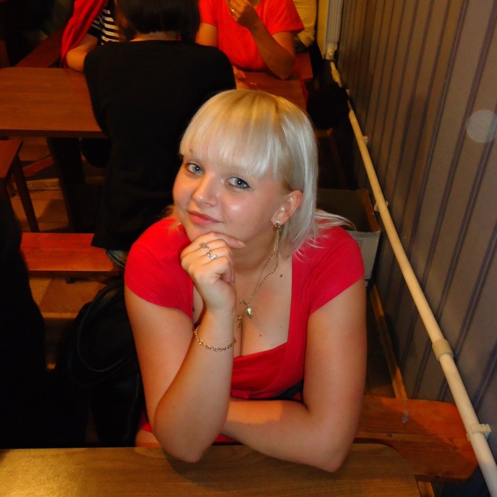 Елена Суркова в юбке