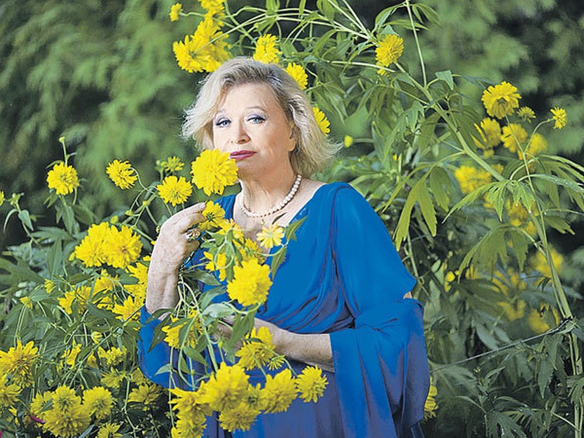 Валентина Талызина с цветами