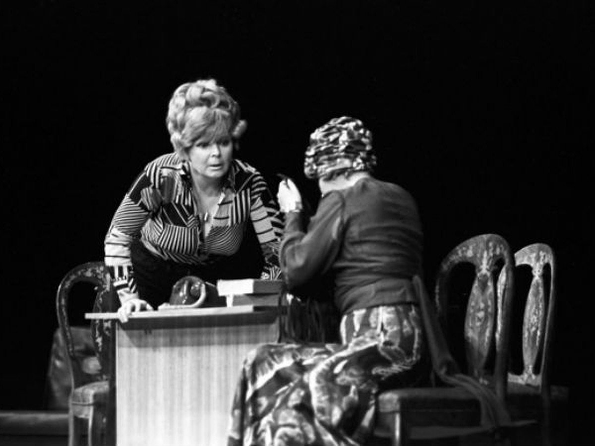 Ольга Аросева в спектакле в театре сатиры